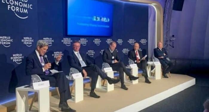 As a panelist, MOL President & CEO Hashimoto (2nd from right) participates in the Accelerating Shipping Decarbonization and the Global Transition session at Davos meeting