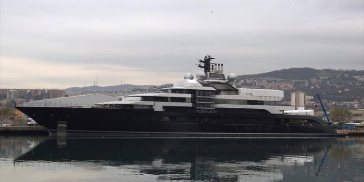 Spain Detains Yacht Thought to Be Owned by Rosneft CEO