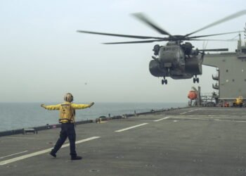 HM 15 conducts deck qualifications