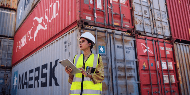 Maersk Strengthens Its Commitment In Pakistan; Registers 33% Growth In Q1 2022 Lady port worker with maersk containers