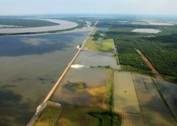 morganza floodway opening for the first time in May 2011