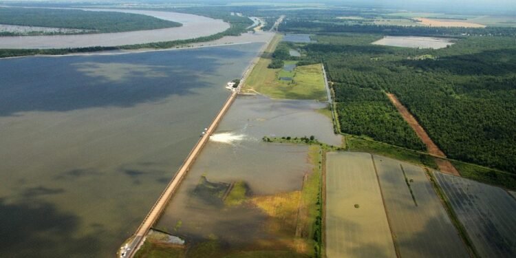morganza floodway opening for the first time in May 2011