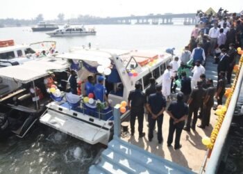 People lining up for Mumbai Water Taxi