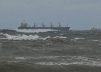Battling “Mountainous” Seas Powerless Bulker is Moved to Shelter