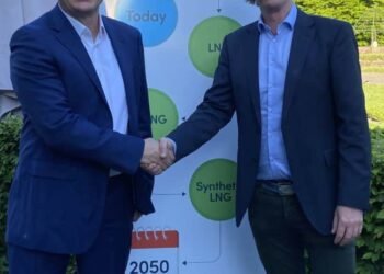 Titan & SEA-LNG Execs shake hands