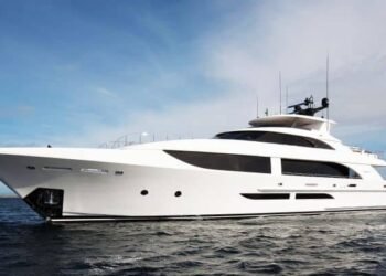 Rolls-Royce is delivering its new generation mtu Series 2000 engines which comply with the strict emissions regulations IMO III and EPA Tier 3 for a Westport 125 yacht. It's the first time these engines are delivered for a yacht to be built in the US. Rolls-Royce liefert erstmals seine umweltfreundlichsten mtu-Marinemotoren der Baureihe 2000 für eine Yacht, die in den USA gebaut wird. Zwei Motoren des Typs 16V 2000 M97L werden in eine Westport-125-Yacht eingebaut.