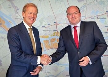 Port Execs take a moment together