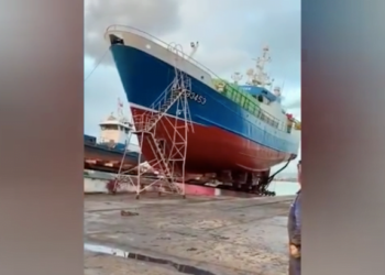 Watch: Fishing Boat Topples at Repair Yard in Spain