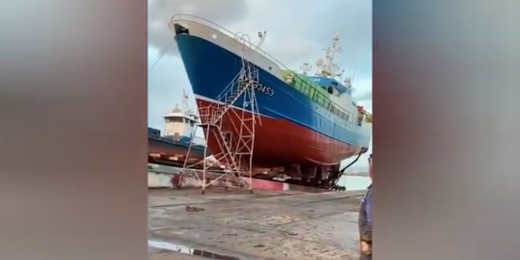 Watch: Fishing Boat Topples at Repair Yard in Spain Watch: Fishing Boat Topples at Repair Yard in Spain