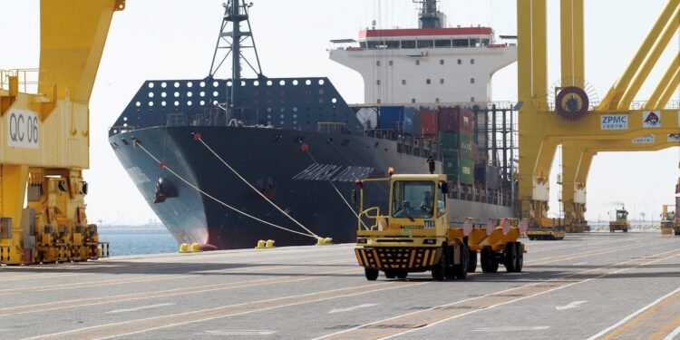 UAE Eases Qatar Shipping Ban Amid Continuing Dispute UAE Eases Qatar Shipping Ban Amid Continuing Dispute