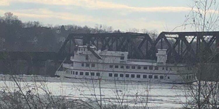 Watch: Vessels Break Loose on Icy Hudson Near Troy, New York