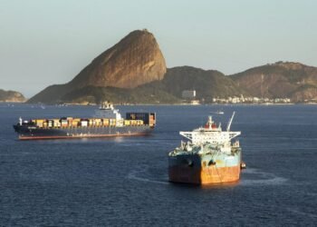 cargo ships in rio de janeiro