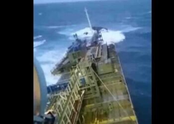 Video: 19 Crewmembers Rescued from Sinking South Korean Product Tanker