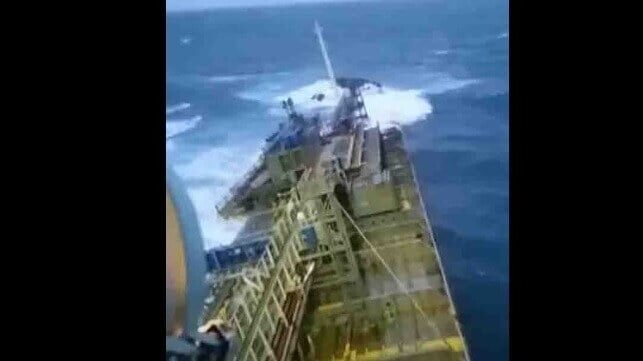 Video: 19 Crewmembers Rescued from Sinking South Korean Product Tanker