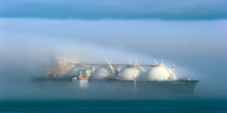 lng ship bunkering in fog