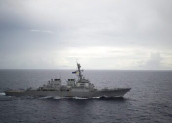 U.S. Destroyer Sails Near Disputed South China Sea Islands