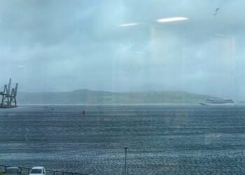 Cruise Ship With More Than 500 People On Board Breaks Moorings and Drifts from Dock in Scotland