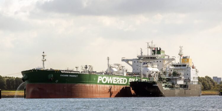 Shell Claims First Ship-to-Ship LNG Bunkering in Rotterdam