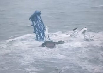 More Than Two Dozen Missing after Ship Snaps in Two, Sinks Off Hong Kong