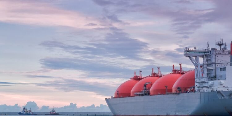 Golar, Hoegh Give Stolt-Nielsen's LNG Venture Investment Boost lng carrier
