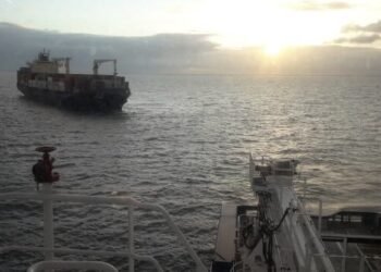 France Tows Disabled Containership from English Channel