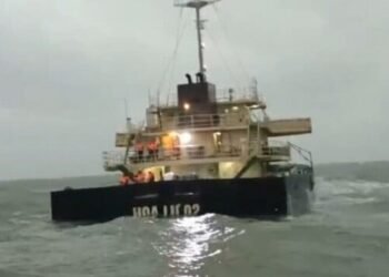 Three Crewmembers Refuse Rescue Waiting for Salvage
