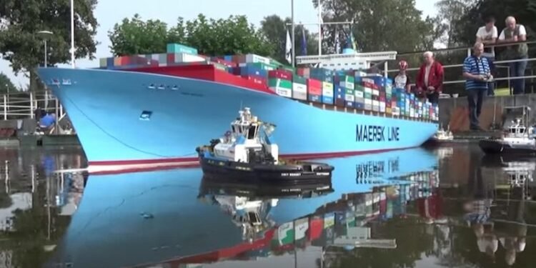 WATCH: Model Emma Maersk Under Tow Looks Just Like the Real Thing