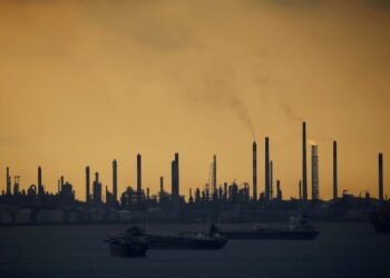 Shell’s Climate Push Fails to Cut Emissions as U.S. Plants Added