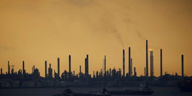 Shell’s Climate Push Fails to Cut Emissions as U.S. Plants Added