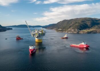Aasta Hansteen spar tow-out