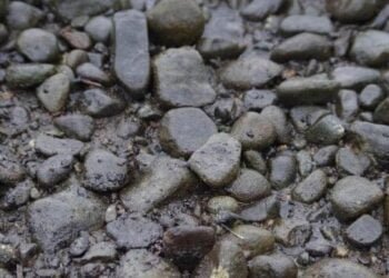 Spill From Sunken Product Tanker Reaches Resort Towns on Mindoro