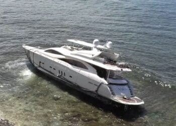 Video: Wrecked Yacht Founders Off Maui After Successful Refloat