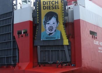 greenpeace scales ship