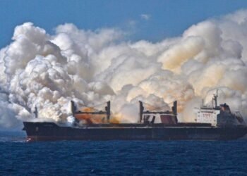 Incredible Incident Photo Shows British Bulk Carrier During Fertilizer Fire