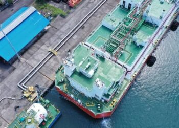 Italy's Snam to Select Offshore Site for New FSRU in Early 2023
