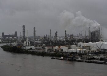Traders Rush to Ship Oil from Louisiana Ahead of Harvey