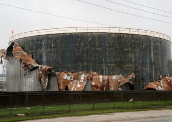 Harvey Threatens More U.S. Gulf Refineries as Others Remain Underwater