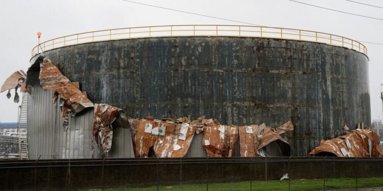 Harvey Threatens More U.S. Gulf Refineries as Others Remain Underwater