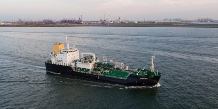 LNG bunkering vessel