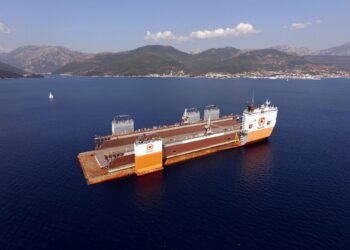 Ship Photos of the Day – Dockwise Vanguard Loads Floating Dry Dock