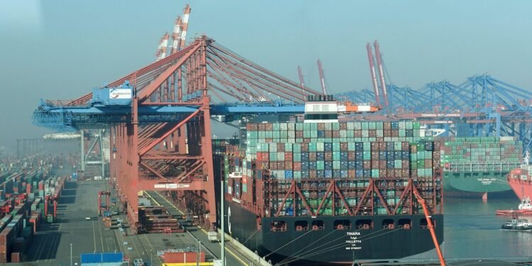 Commerzbank Moves Closer to Shedding Toxic Ship Loans Commerzbank Moves Closer to Shedding Toxic Ship Loans