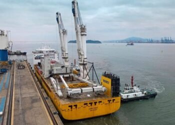 Crane for US-built WTIV Charybdis Heads to Texas