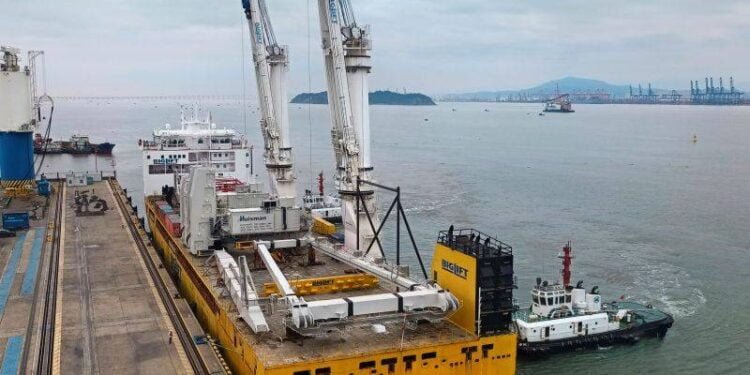 Crane for US-built WTIV Charybdis Heads to Texas