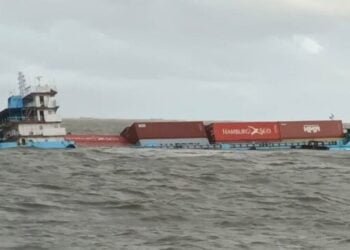 Video: Bangladesh Containership Tilts Losing Containers Overboard