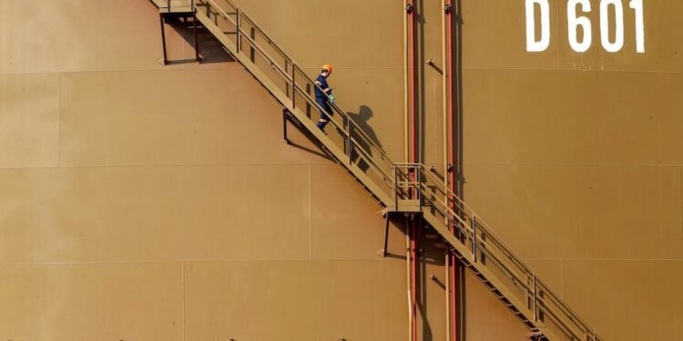 IEA Sees Global Oil Glut in 2017 if No OPEC Cut
