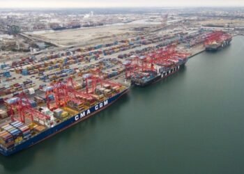 U.S. West Coast Dockworkers to Talk Contract Extension with Shippers