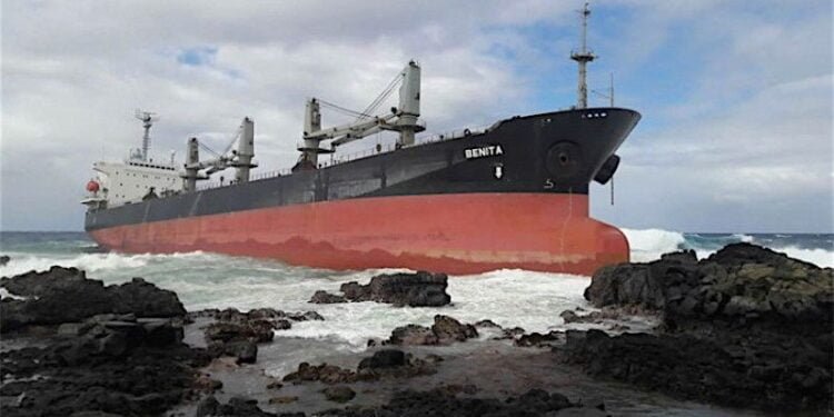 Salvors Prepare to Refloat MV Benita in Mauritius
