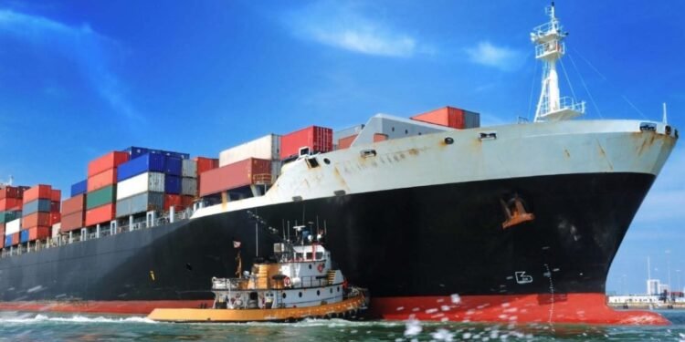 containership-with-tug-assist