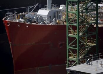 A worker near a ship under construction at Hyundai Heavy Industries' Shipyard in Ulsan, South Korea, May 13, 2015. REUTERS/Kim Hong-Ji/File Photo
