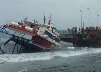 All Safe After Passenger Ferry Becomes Pinned Against Pier in Italy – VIDEO